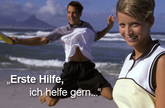 Mann und Frau lachend am Strand