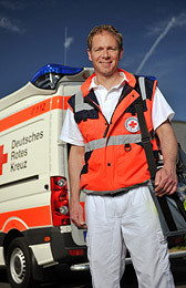 Rettungssanitäter vor Rettungswagen