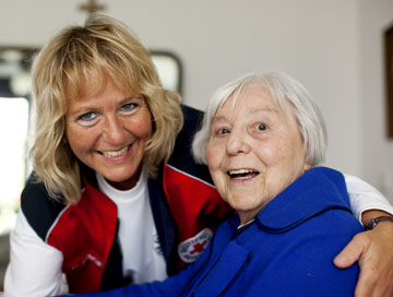 Foto: Pflegerin mit Seniorin