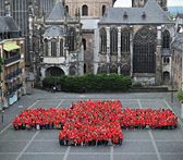 Foto: DRK-Mitarbeiter formen das Rote Kreuz-Logo