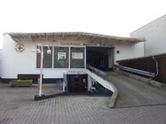 Werkstatt Foto: Pflegerin mit Senior beim Spazierengehen